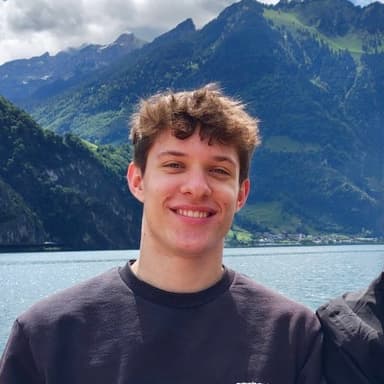 Portrait of Silvan Heini in front of a Swiss lake and mountains